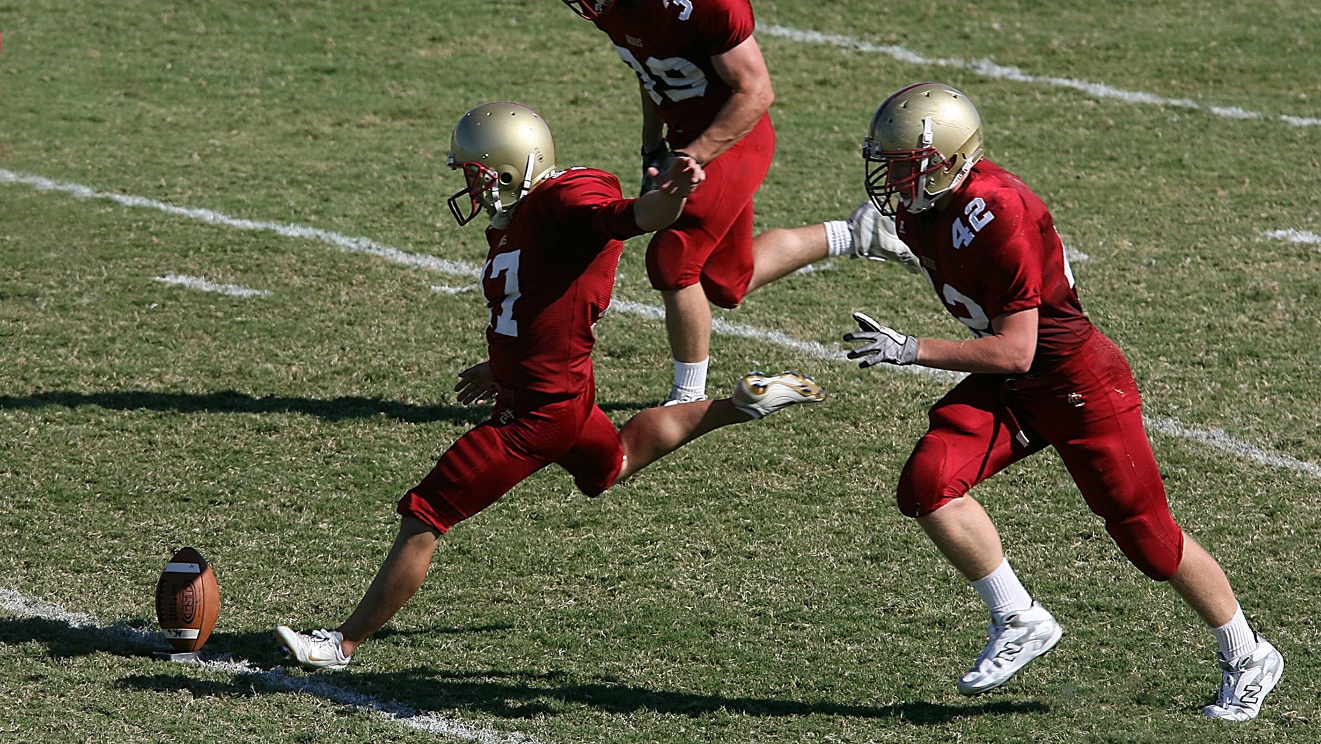 精彩比赛中队员们发挥出色,为球迷带来惊喜,比赛中队员欢庆进球时