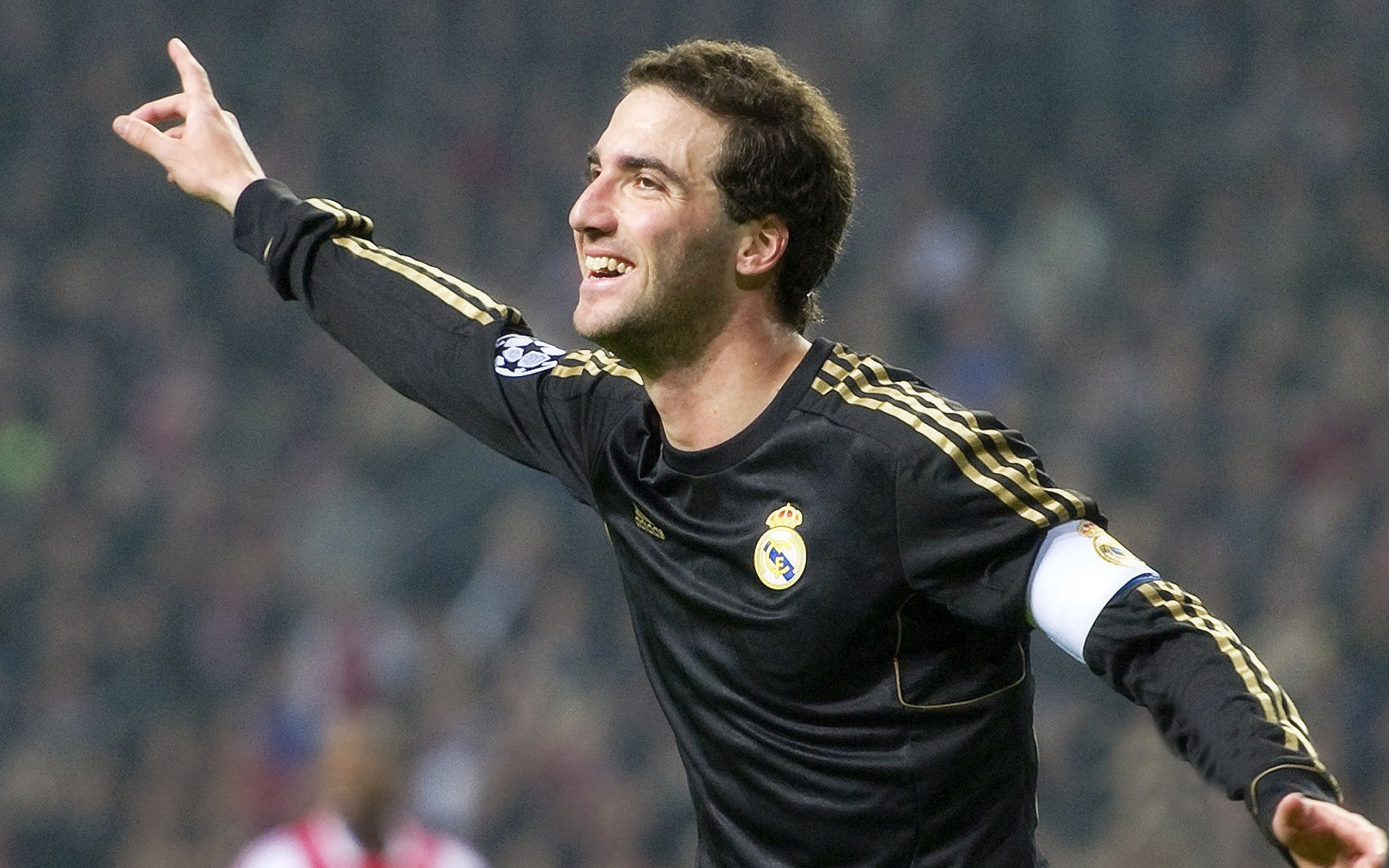 英格兰女子橄榄球队迅速崛起吸引全球关注，英式橄榄球女运动员