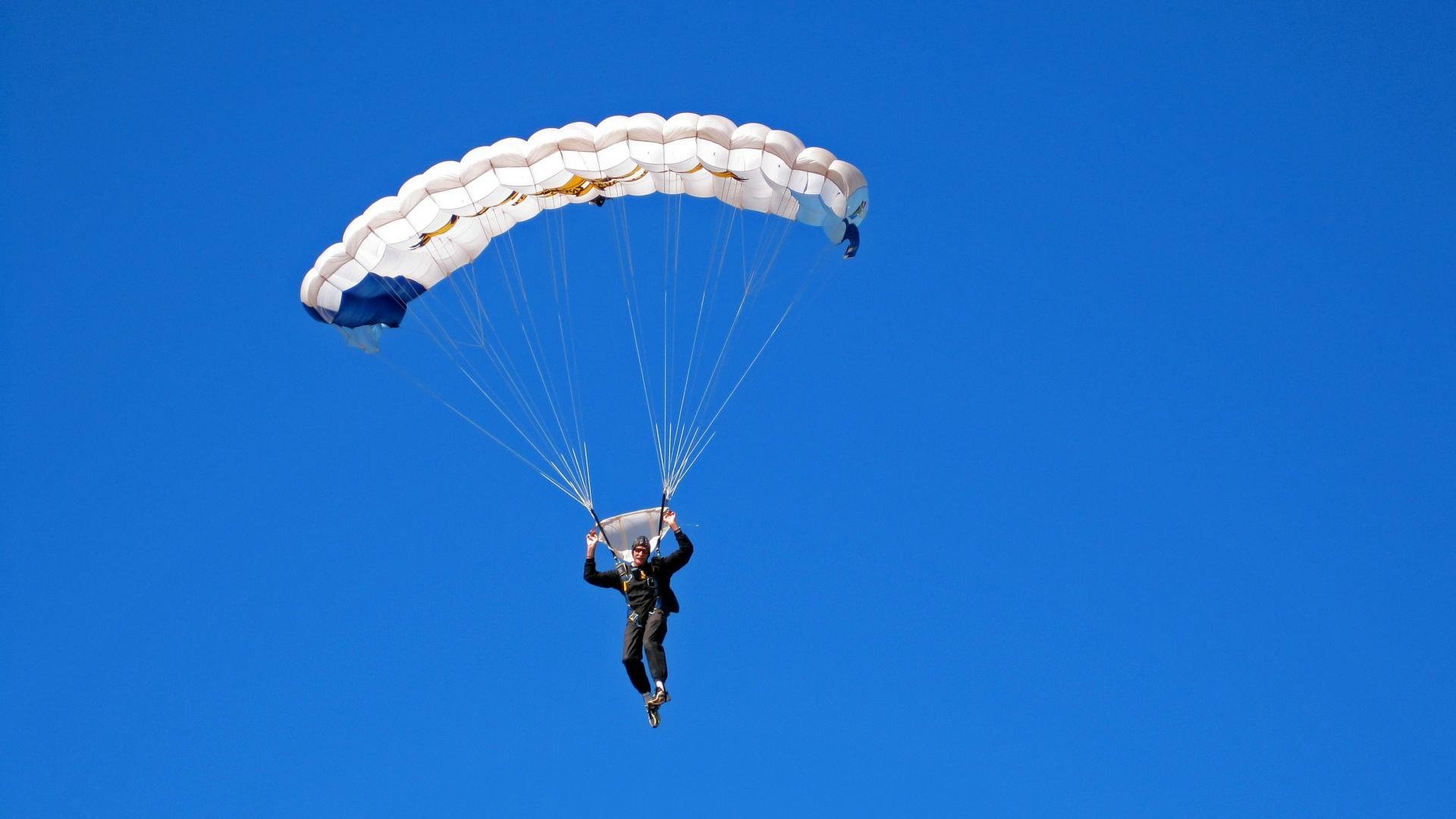 西班牙青少年骑手在世界青少年马术锦标赛中获得团体金牌，展现国家实力。